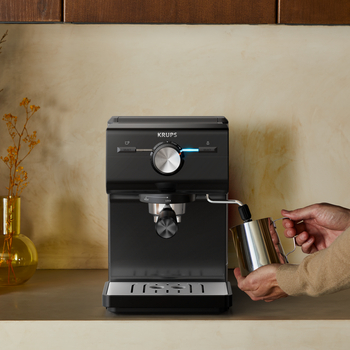 Απεικονίζεται η παραγωγή αφρογάλακτος.